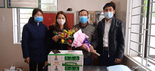 Lãnh đạo xã Tặng hoa trạm Y tế chúc mừng ngày thầy thuốc Việt Nam